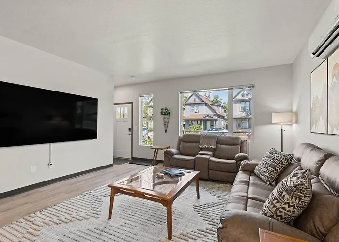 Brand New 3Bd 2 5Bth Triplex Unit Near Downtown