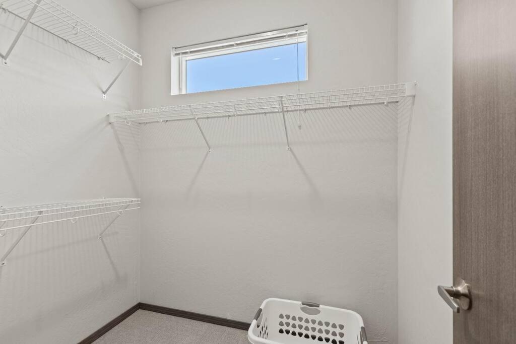 Brand New 3bd 2 5bth Triplex Unit Near Downtown *