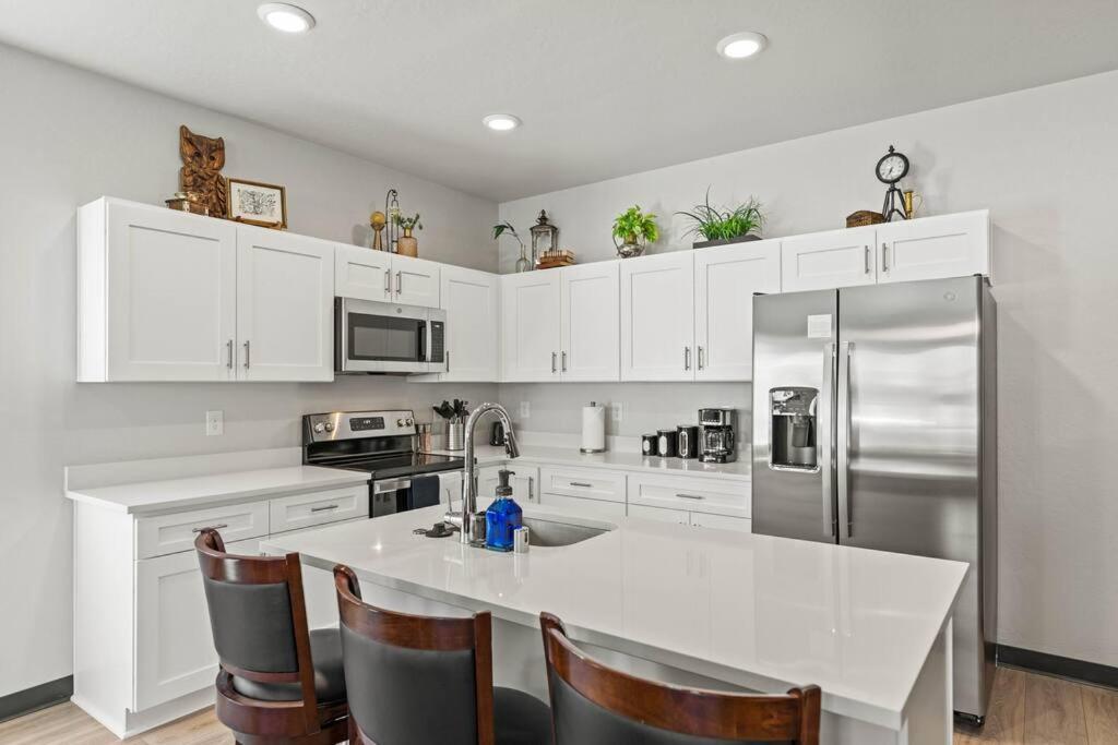 Brand New 3bd 2 5bth Triplex Unit Near Downtown *