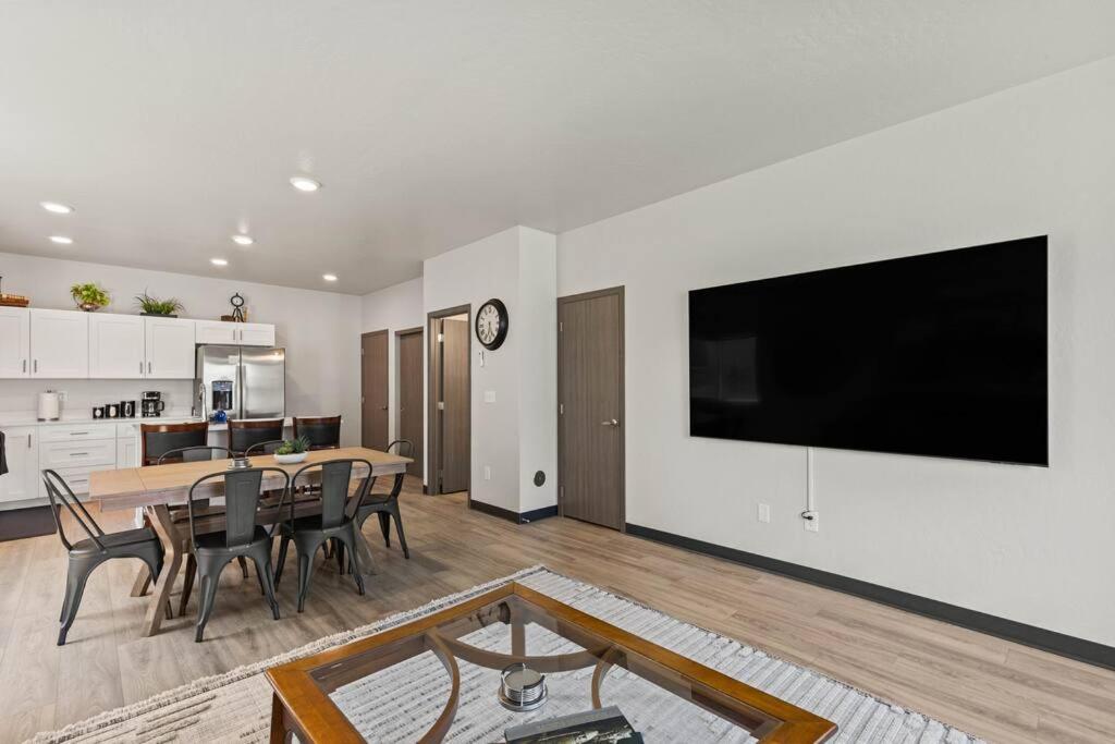 Brand New 3bd 2 5bth Triplex Unit Near Downtown