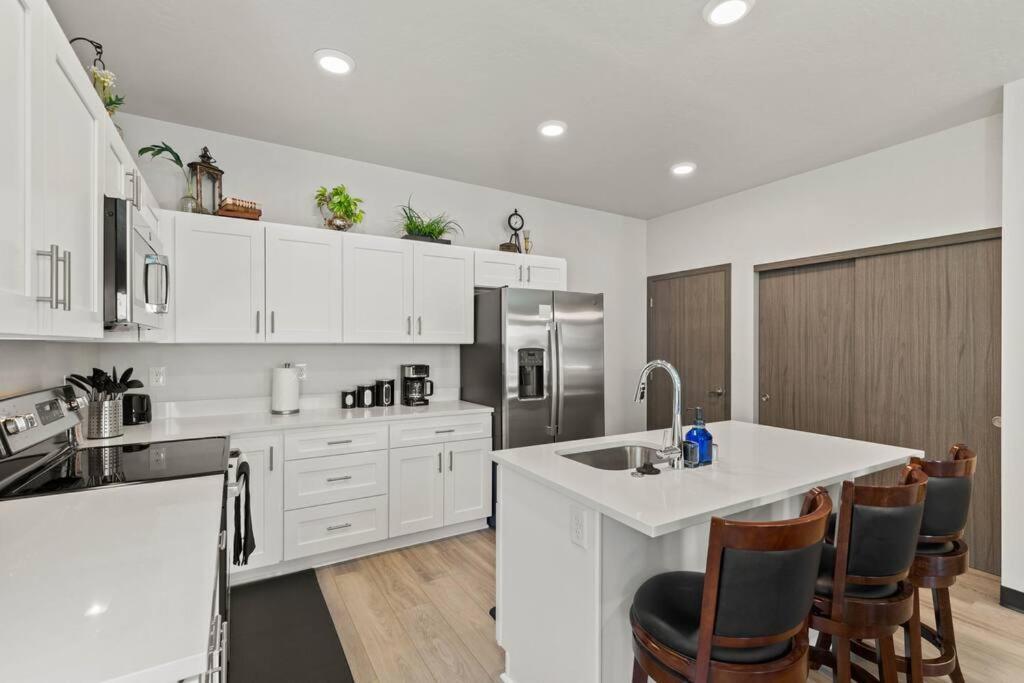 Brand New 3bd 2 5bth Triplex Unit Near Downtown Apartment *